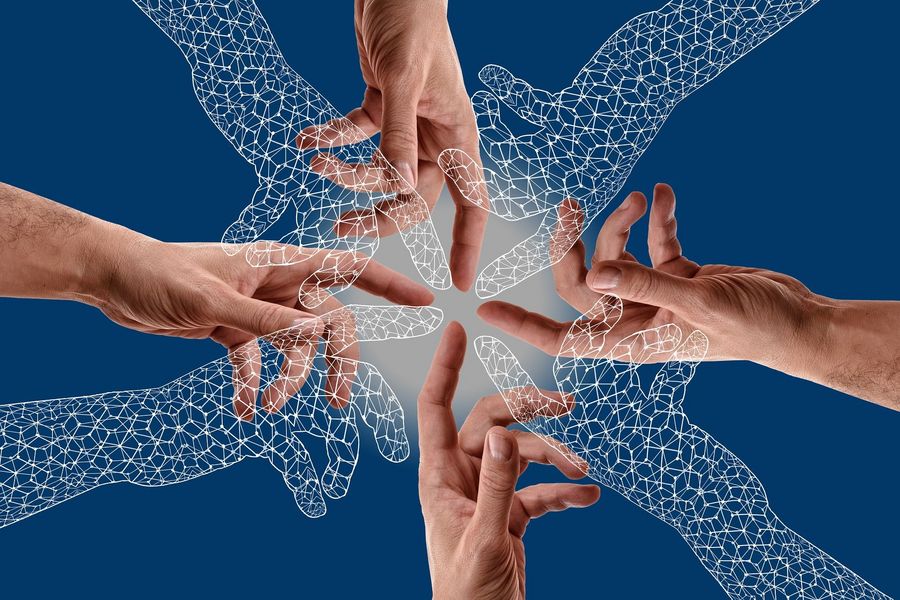 Vier gezeichnete sowie vier Hände zeigen mit dem Zeigefinger in einem Kreis in die Mitte. Der Hintergrund ist blau und in der Mitte weiß.