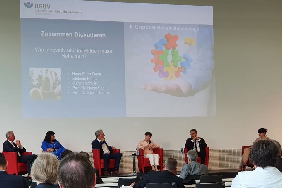 Menschen auf dem Podium bei den 5. Dresdner Rehabilitationstagen
