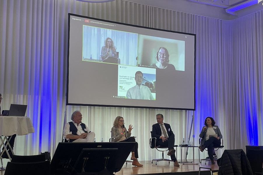 Dr. Susanne Bartel und Barbara Lippa moderieren das KI.ASSIST Diskussionsforum auf dem Reha-Kolloquium 2022