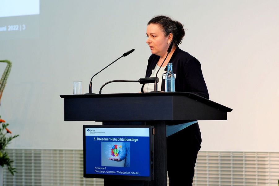 Barbara Lippa am Rednerpult bei den 5. Dresdner Reha-Tagen