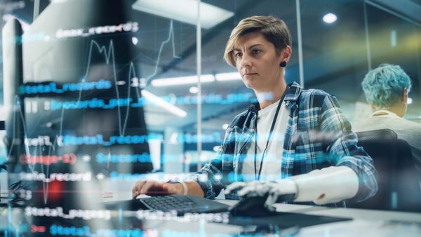 Eine Frau mit Armprothese benutzt einen Computer